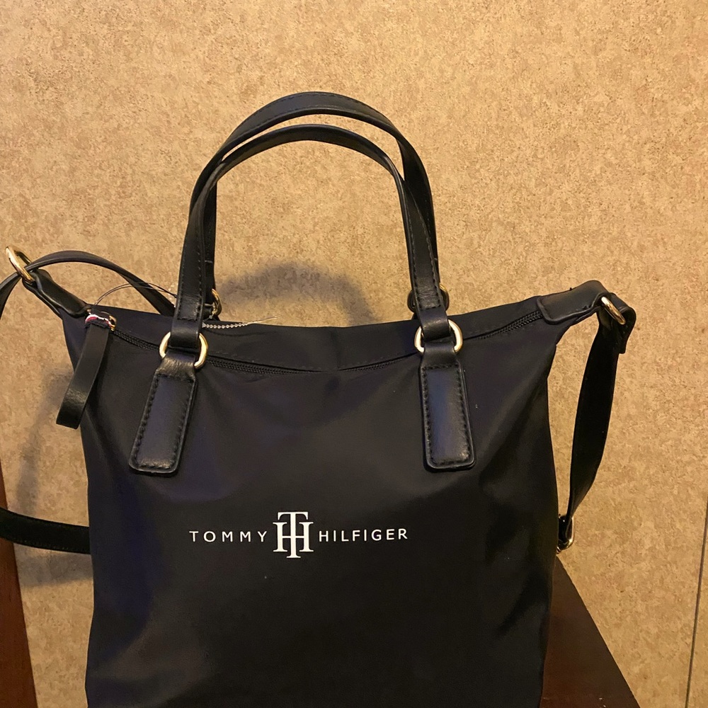 NWT Black Tommy Hilfiger purse, hand bag, shoulder bag, crossbody